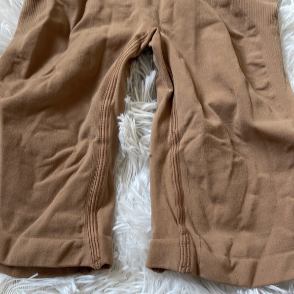 SKIMS
Sculpting Seamless Mid-Thigh Bodysuit - Picture 6 of 9